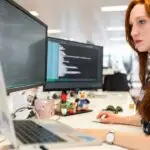 Professionnelle en cybersécurité travaillant sur un ordinateur